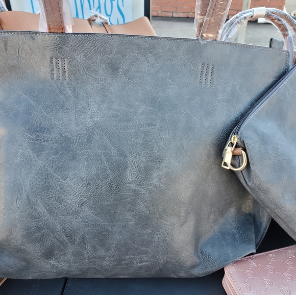 Clothes, purses, beanies, sheet sets - Picture 11 of 16